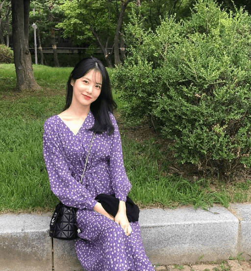 배우-신예은이-보라색-원피스를-입고-앉아-사진을-찍는-장면