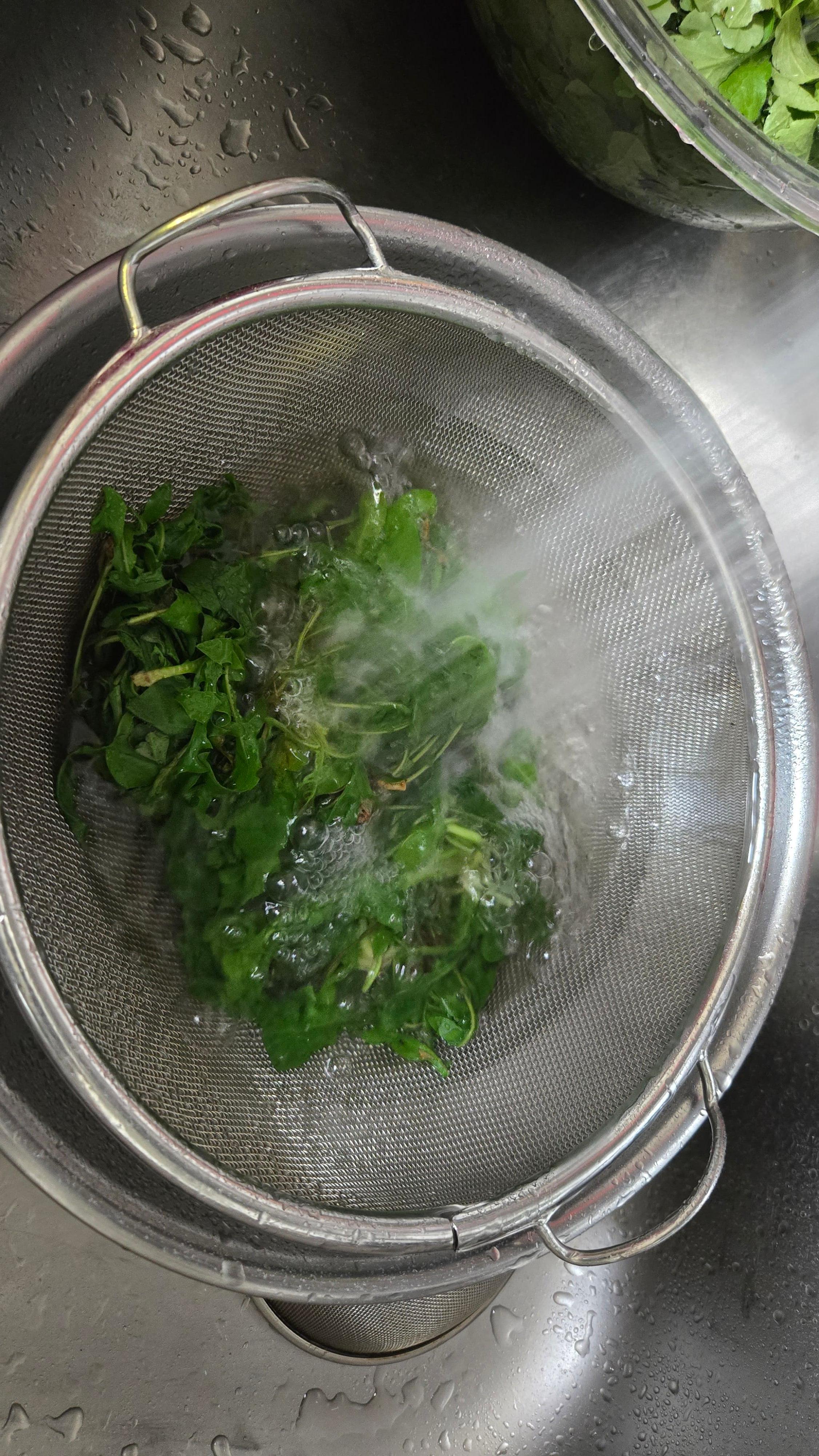 찬물에 담가 3~5번 물 갈아주기