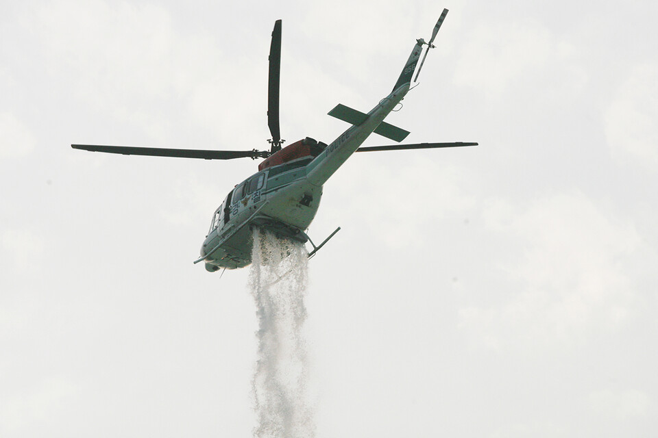 쌍용자동차 노조원을 향해 최루액을 투하하는 경찰헬기