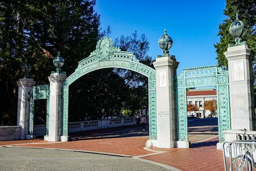 UC 버클리의 유명한 관문, 세이더 게이트 (Sather Gate)