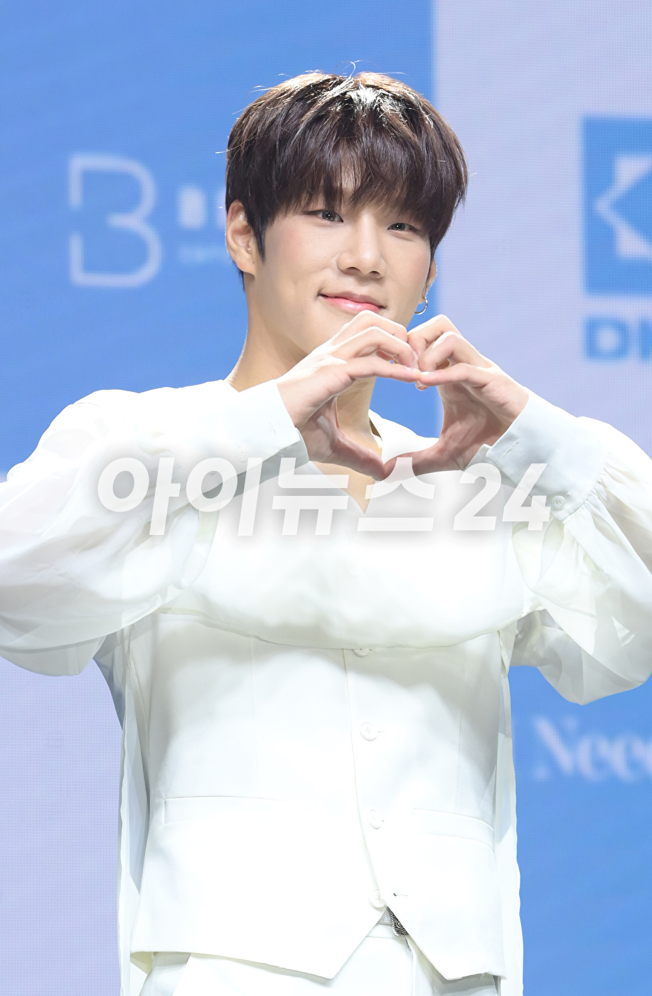 그룹 다크비(DKB) 테오가 14일 오후 서울 서교동 신한카드pLay스퀘어 라이브홀에서 다크비 여섯 번째 미니앨범 '아이 니드 러브(I Need Love)' 발매 기념 쇼케이스에서 포토타임을 갖고 있다. [사진=정소희 기자]