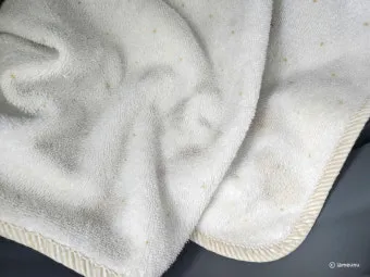 피지 얼룩 식초 분무 후 주방타월로 눌러 빼는법_27