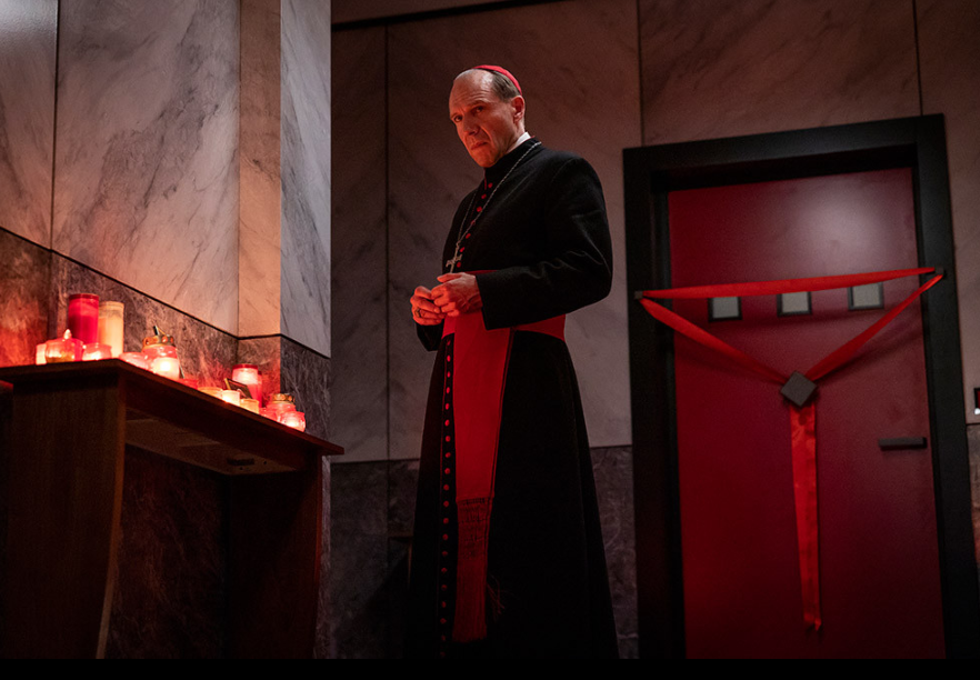 영화 콘클라베 선대 교황방 앞에서 떠나는 벨리니 추기경을 바라보는 로렌스 추기경