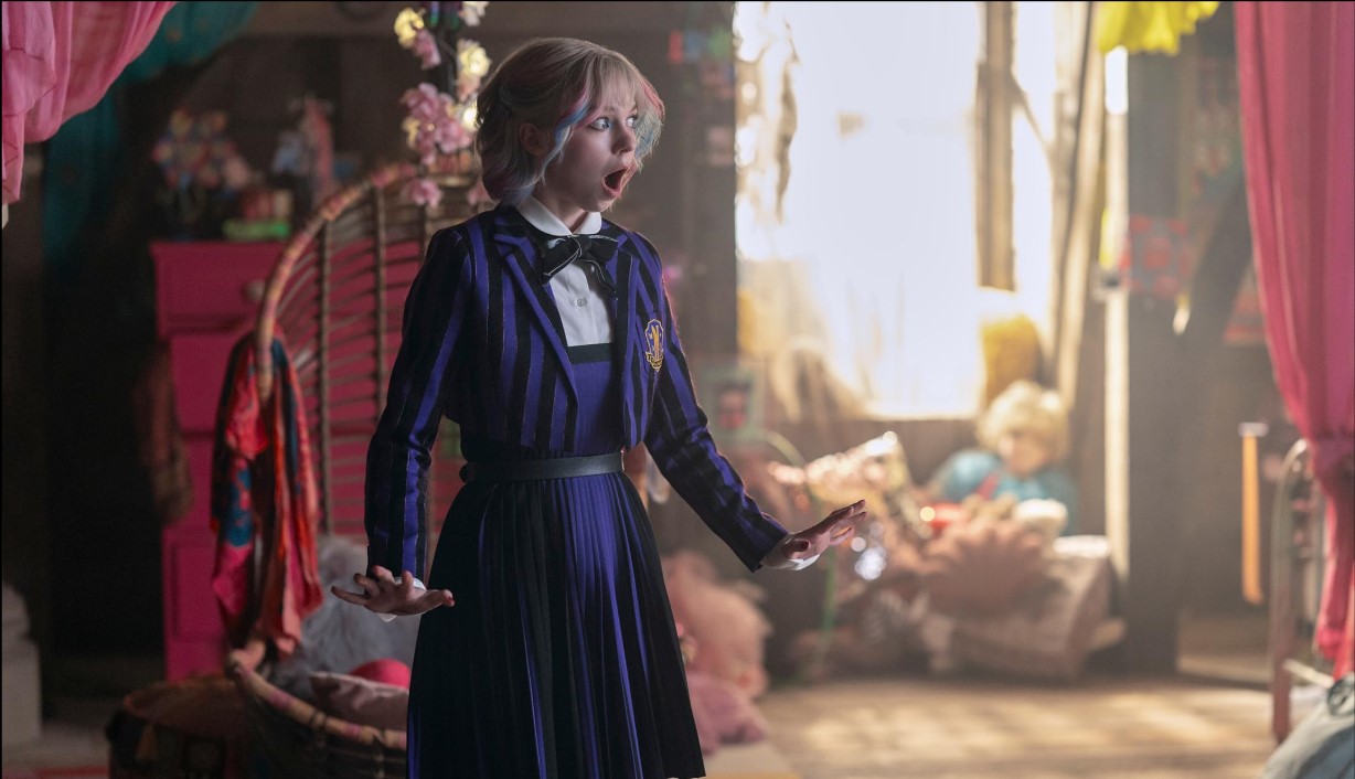 넷플릭스 웬즈데이에서 엔이드 시녹스가 놀라는 모습｜엠마 마이어스 캐릭터 스틸컷