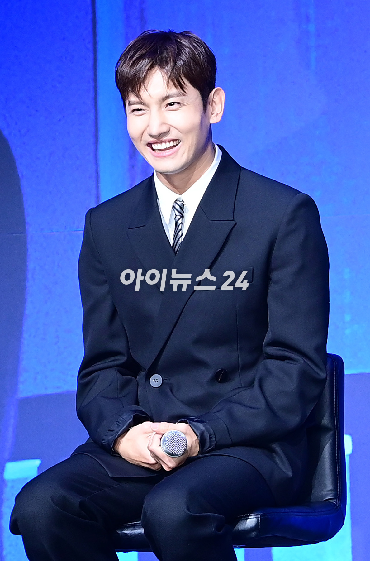 '데뷔 20주년'을 맞은 그룹 동방신기(TVXQ!) 최강창민이 26일 오후 서울 영등포구 콘래드 서울에서 열린 아홉 번째 정규앨범 '20&2' 발매 기념 기자간담회에 참석하고 있다. [사진=정소희 기자]