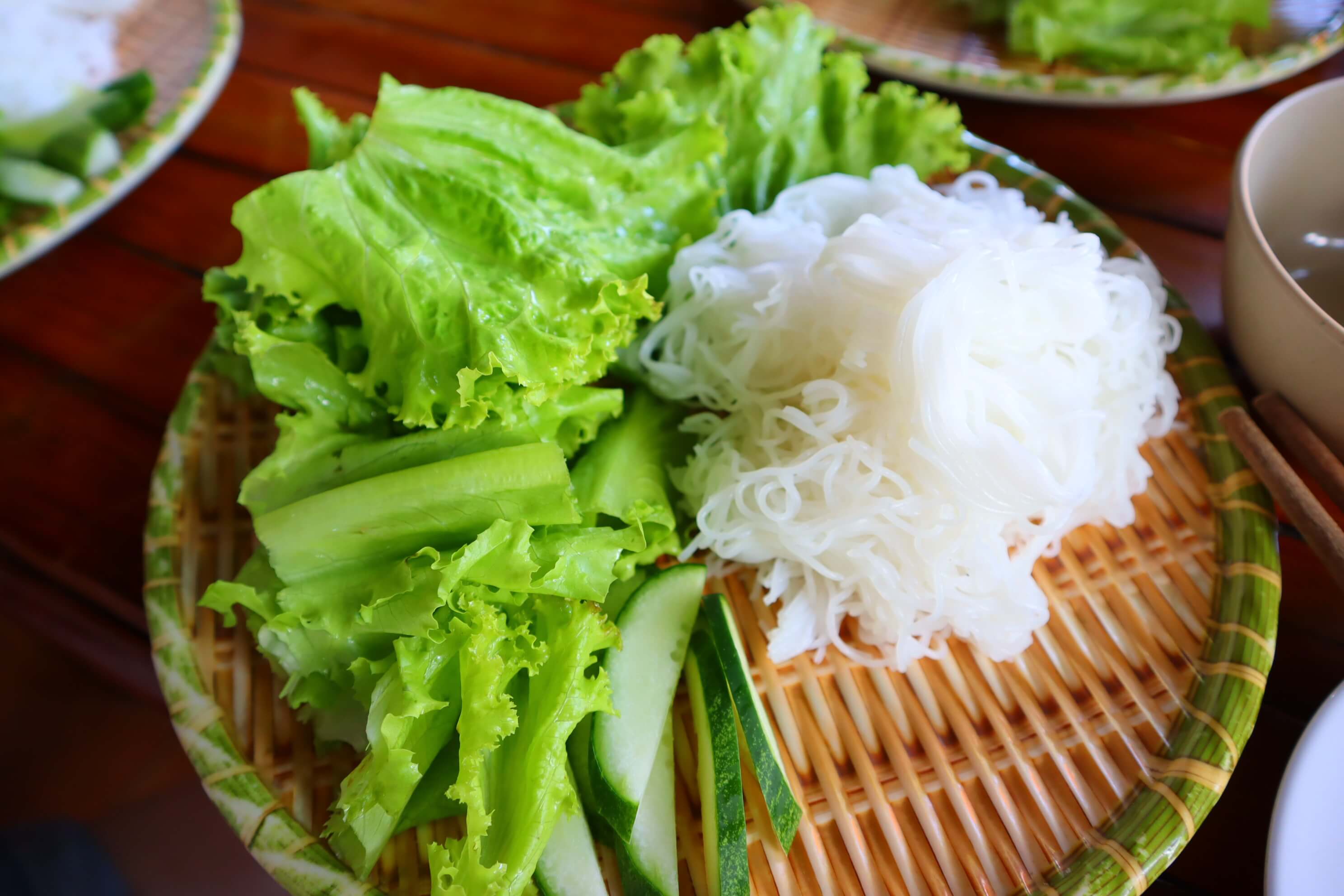 소쿠리에-상추와-오이-쌀국수가-놓여있다