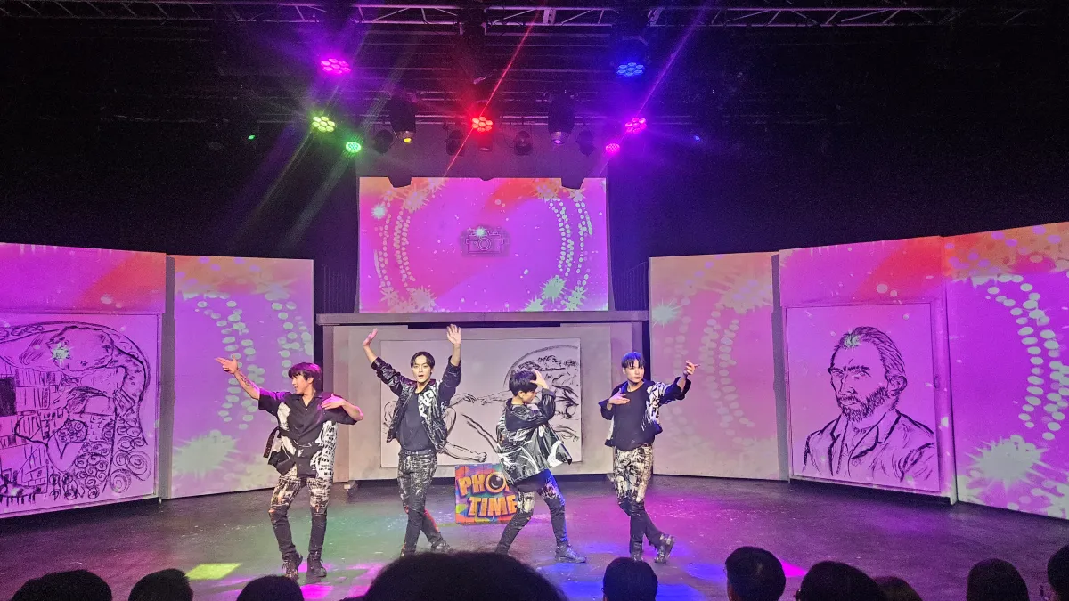 그림-앞에서-공연-중인-아티스트들