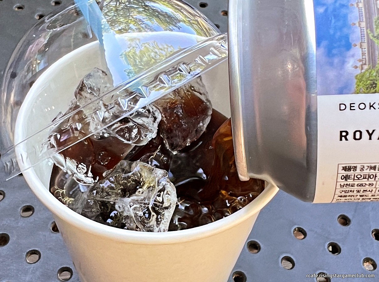 덕수궁 카페 사랑 궁 가배 캔을 얼음컵에 따르는 사진