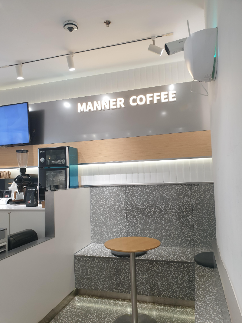 카운터 뒷면 간판이 작게 있다. 