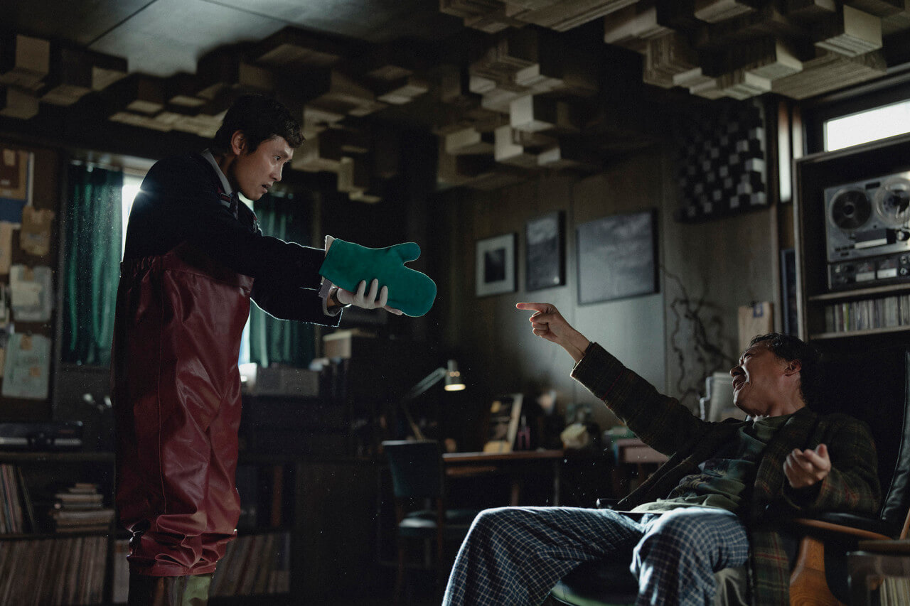 술취한 범모에게 총을 겨누는 만수