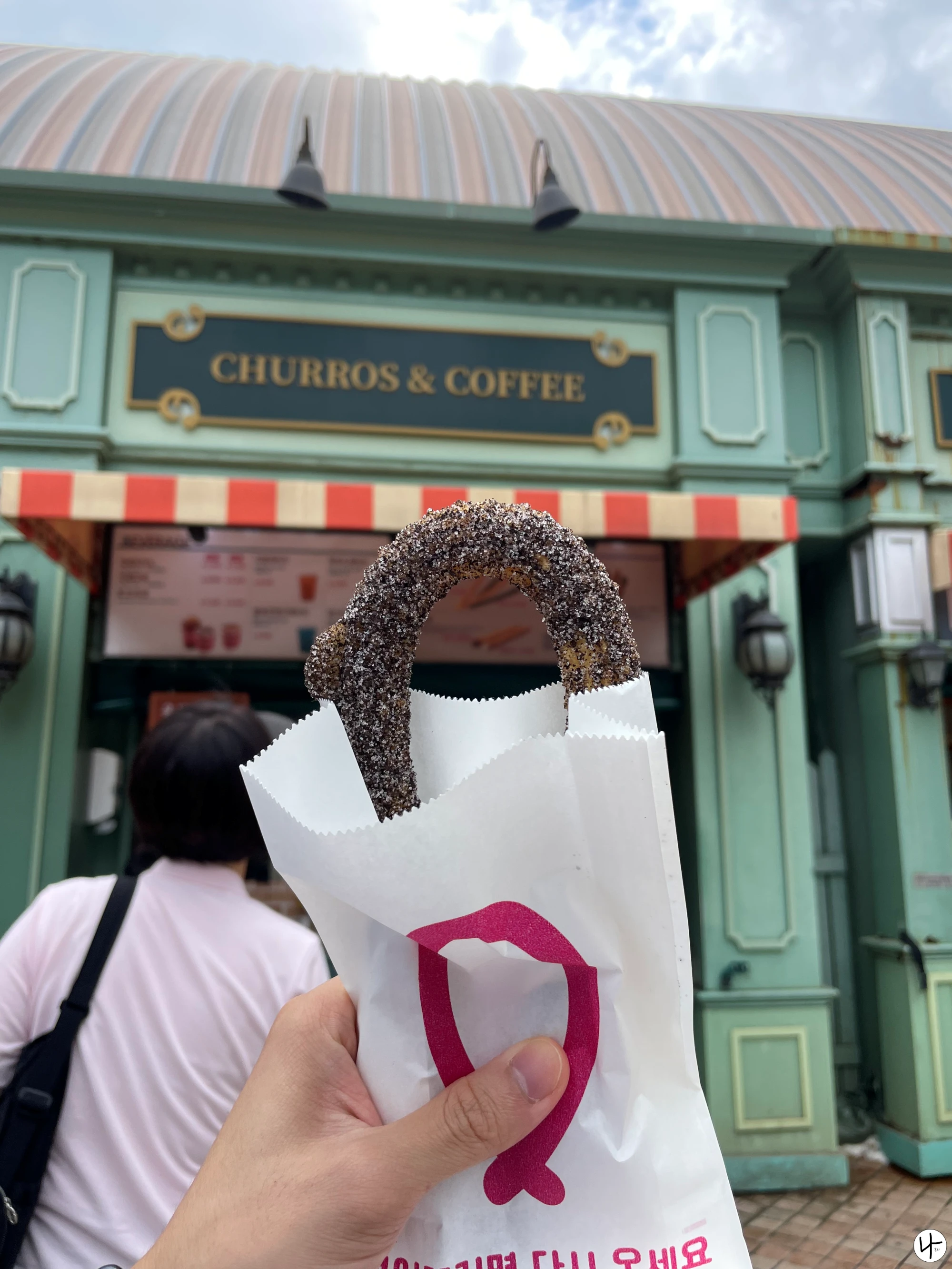 오레오-츄러스-들고-있는-남자손