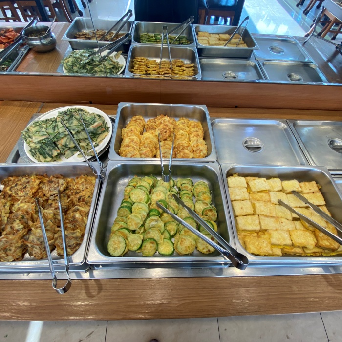 부침개 5종이 네모난 그릇에 담겨 있습니다.