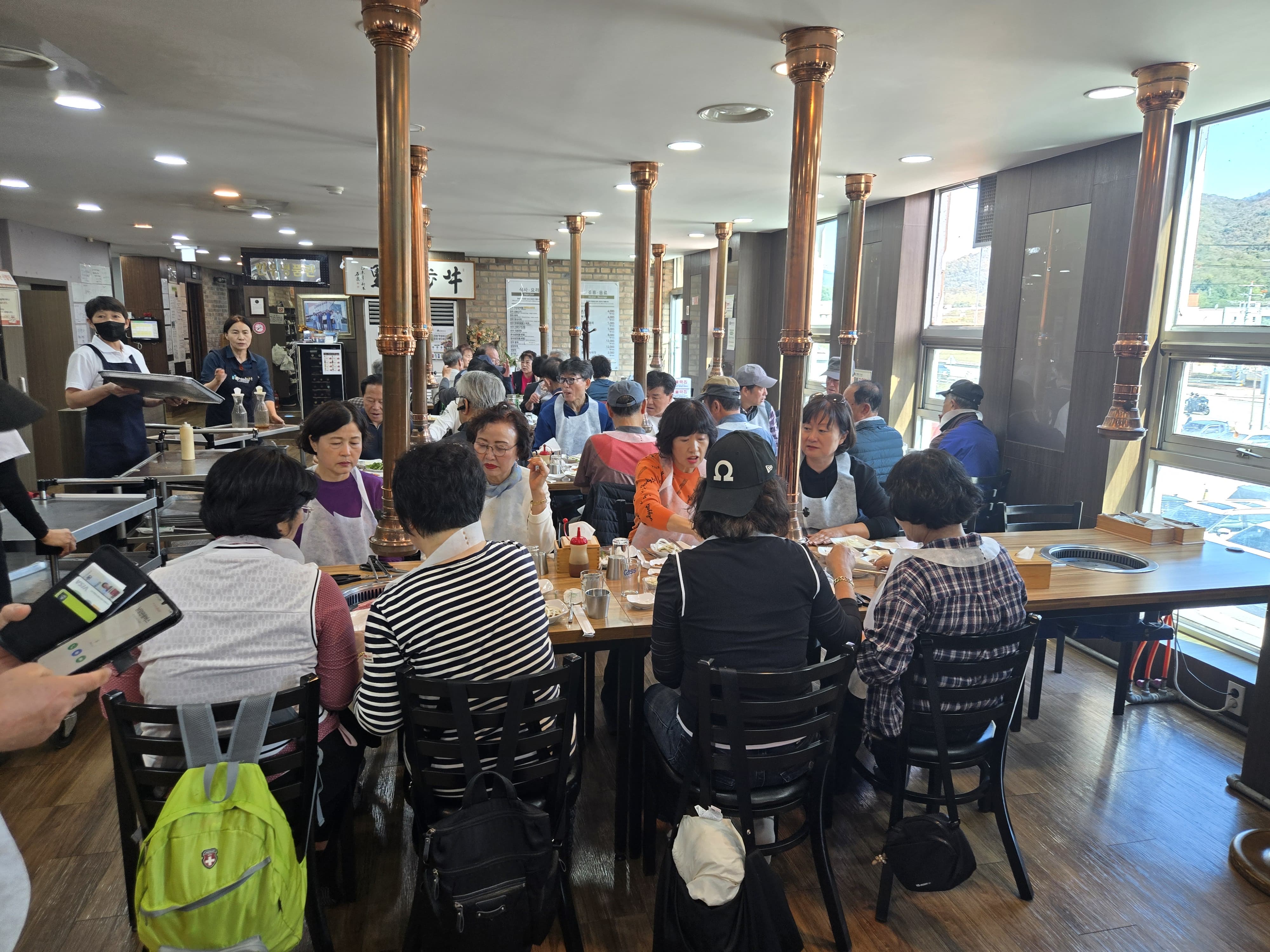 맛있는 음식에 반가운 이야기까지 더해진 점심시간.