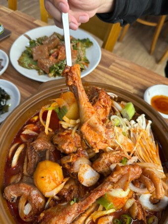 솥뚜껑닭볶음탕