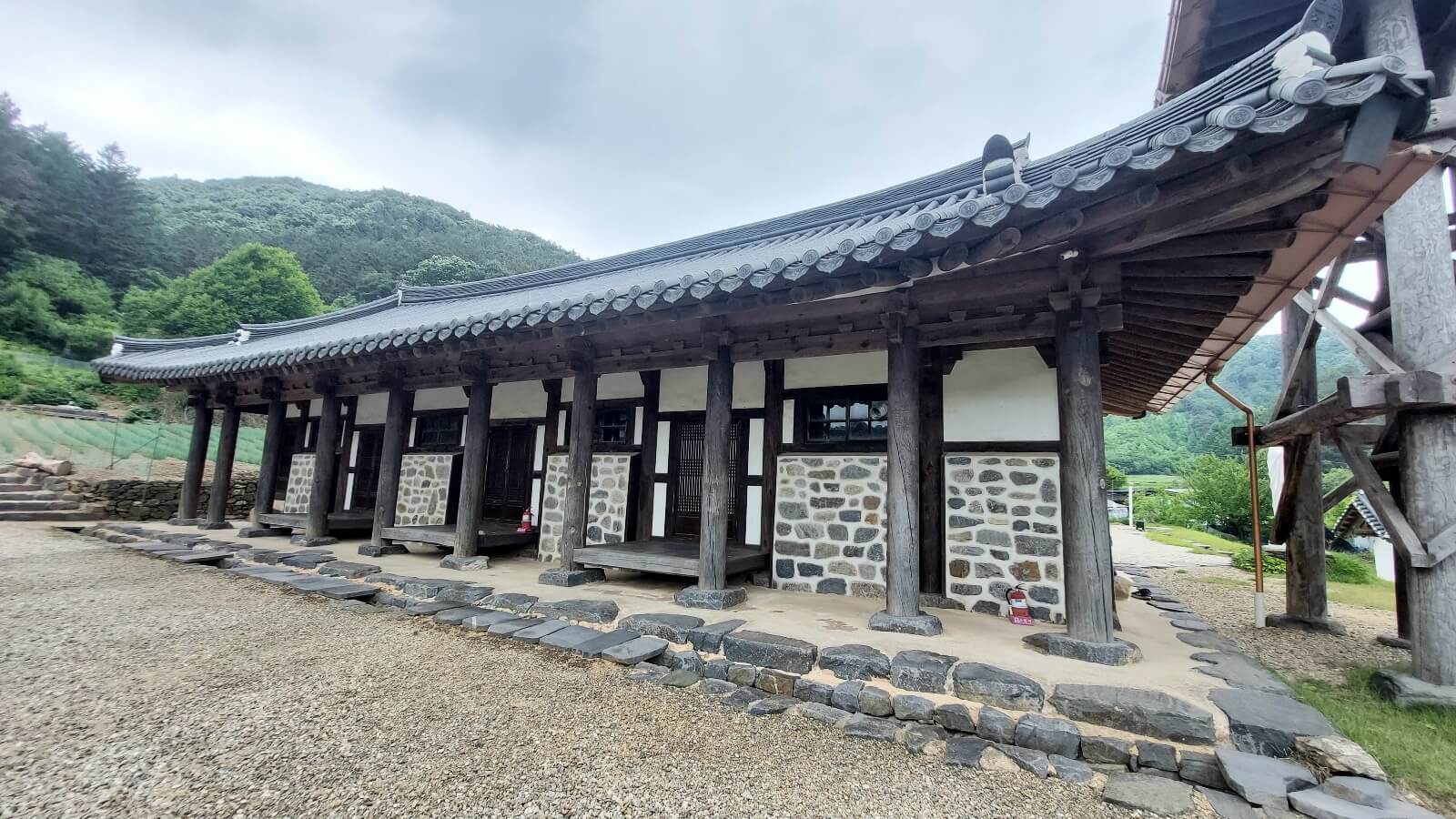 세로형태 한옥 성당 모습