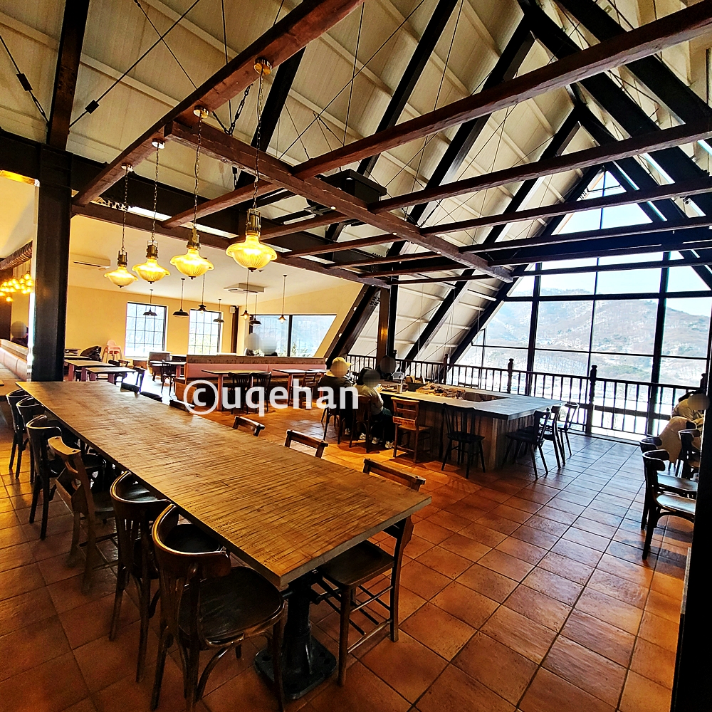 카페 럿지 2층에 대형 테이블들이 있다.