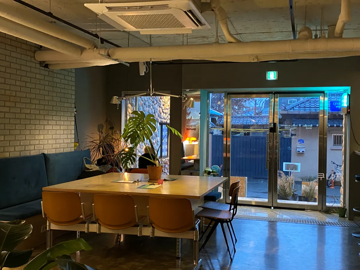 강릉역-근처-뚜벅이-여행-감성-숙소-추천-마커스호스텔-카페이용후기