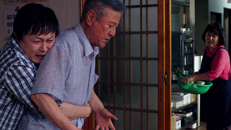 울먹이며 박근형 배우를 앉고 있는 모습