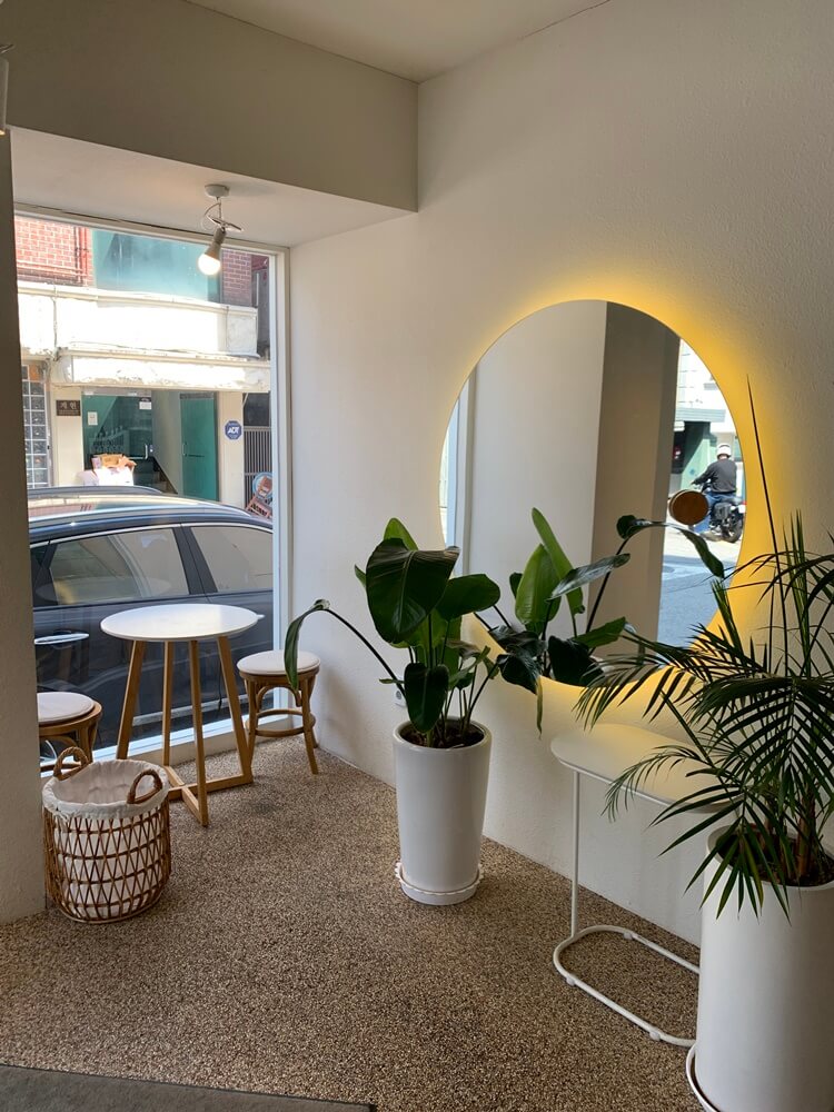 입구에서 바로 왼편 창가자리