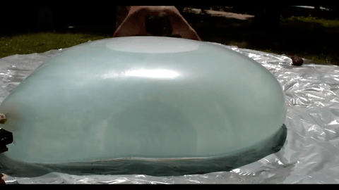 머리부터 거대한 물풍선 통과