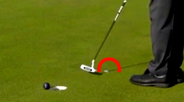 볼마커를 치우지 않고 퍼팅 스트로크한 경우 1벌타