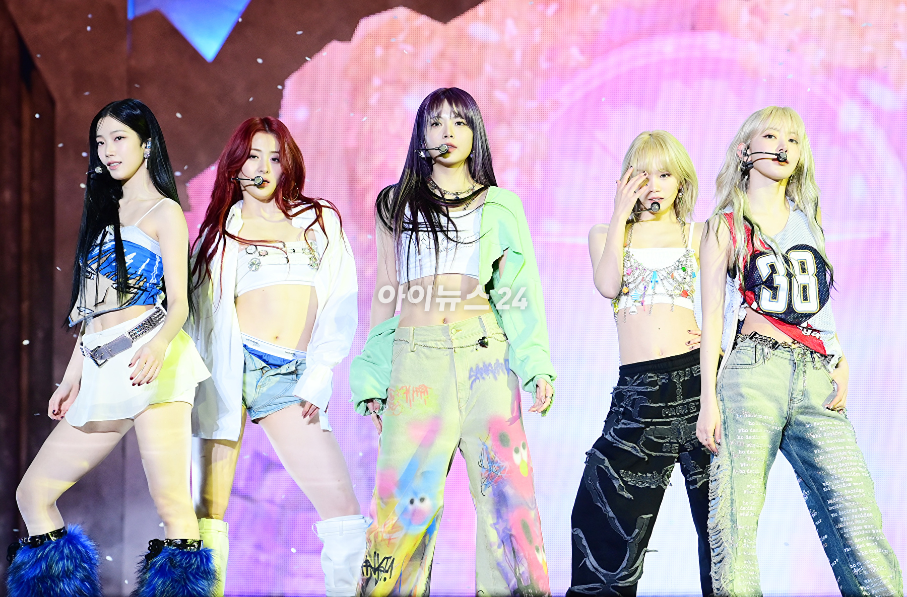 그룹 르세라핌이 19일 오후 서울시 성북구 안암동 고려대학교 화정체육관에서 열린 르세라핌(LE SSERAFIM) 미니 3집 '이지(EASY)' 발매 기념 쇼케이스에서 타이틀곡 'EASY' 무대를 선보이고 있다. [사진=정소희 기자]