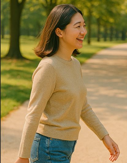 한 여성이 공원을 산책하며 이번주를 정리하고 다음주 시작을 준비 중이다.