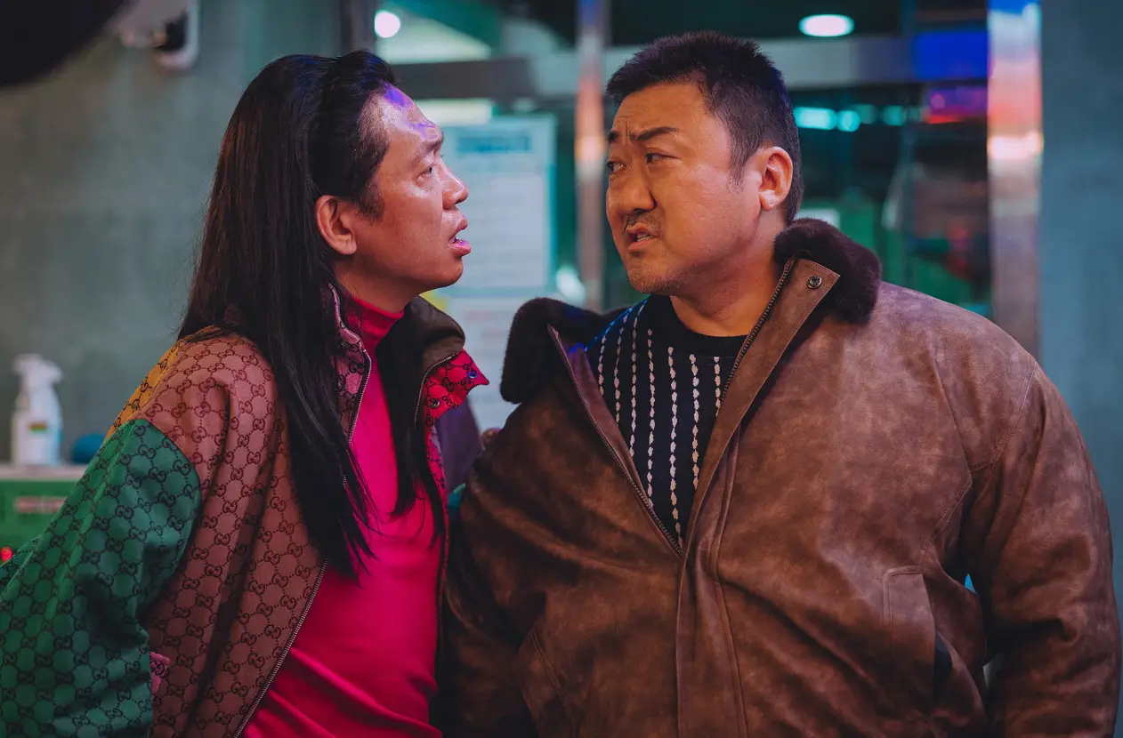 범죄도시-알록달록한 옷을 입은 장이수와 갈색잠바를 입고 장이수를 내려보는 마동석