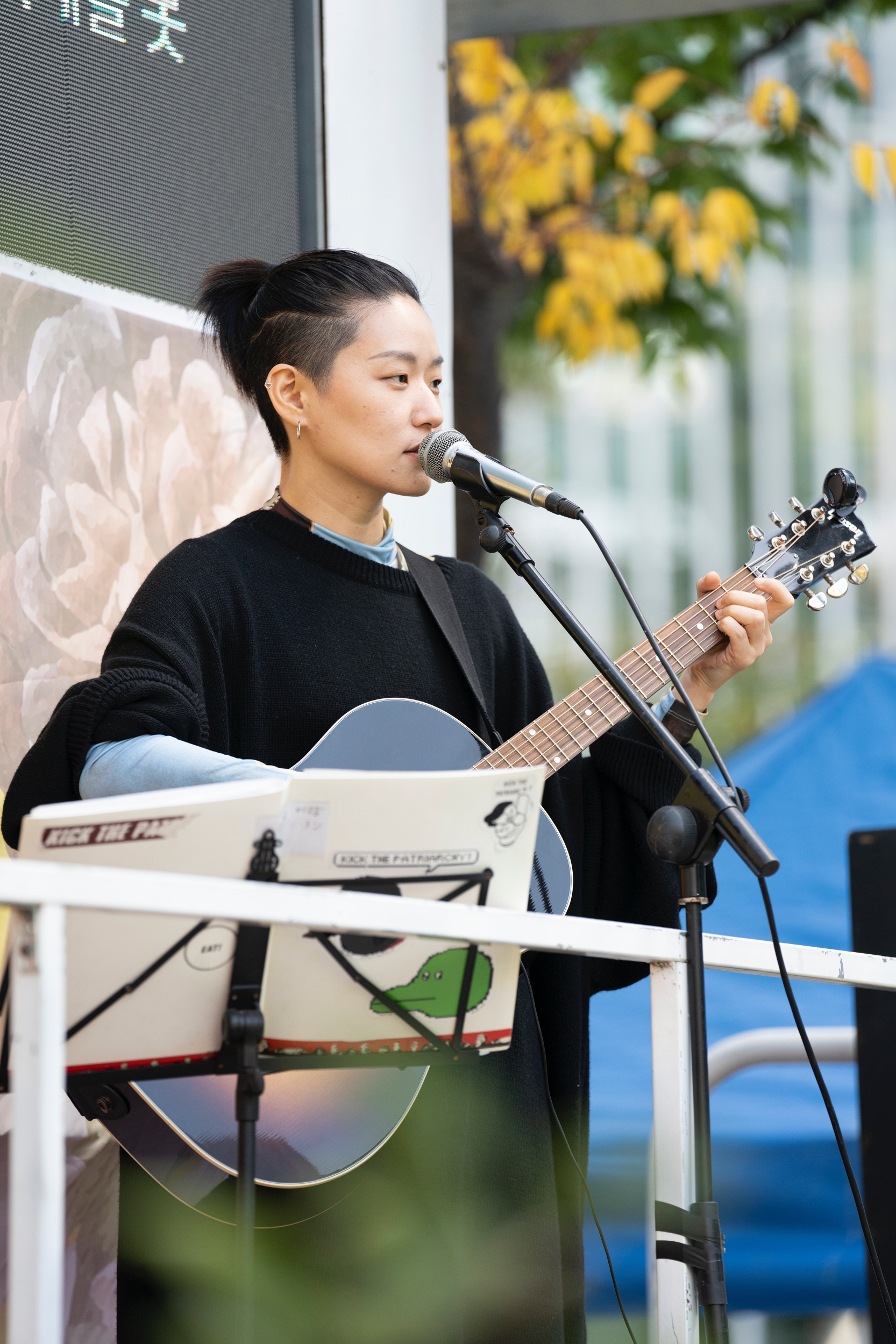 초대가수 이랑 님께서 기타를 메고 노래하고 있다.