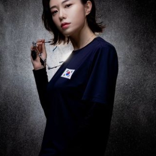 사격용 안경을 들고 있는 김예지 사격선수