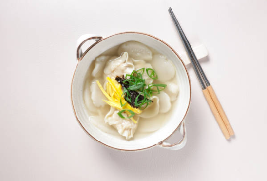 고기육수에 떡과 만두를 넣어서 끓인 떡만둣국. 계란지단, 파, 김을 고명으로 올렸다