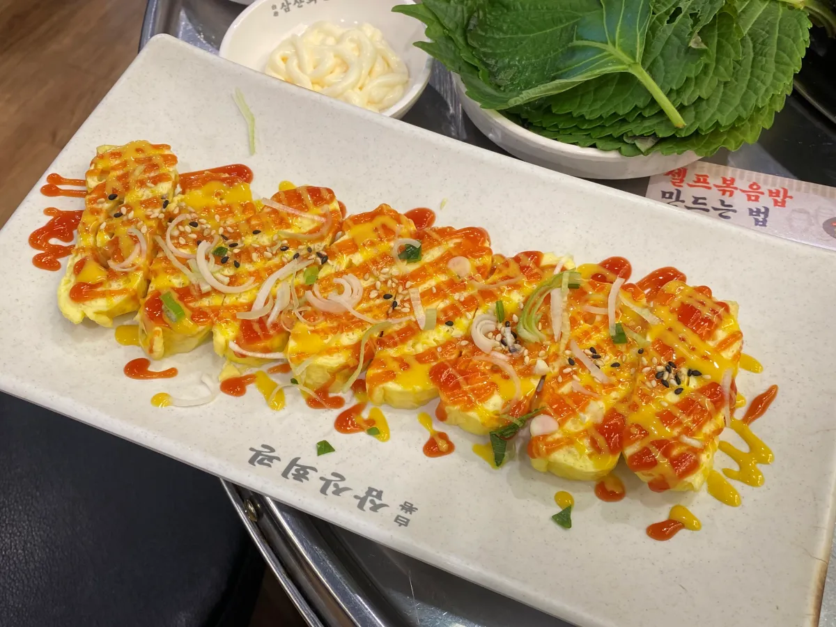 케첩이-뿌려져-있는-달걀말이