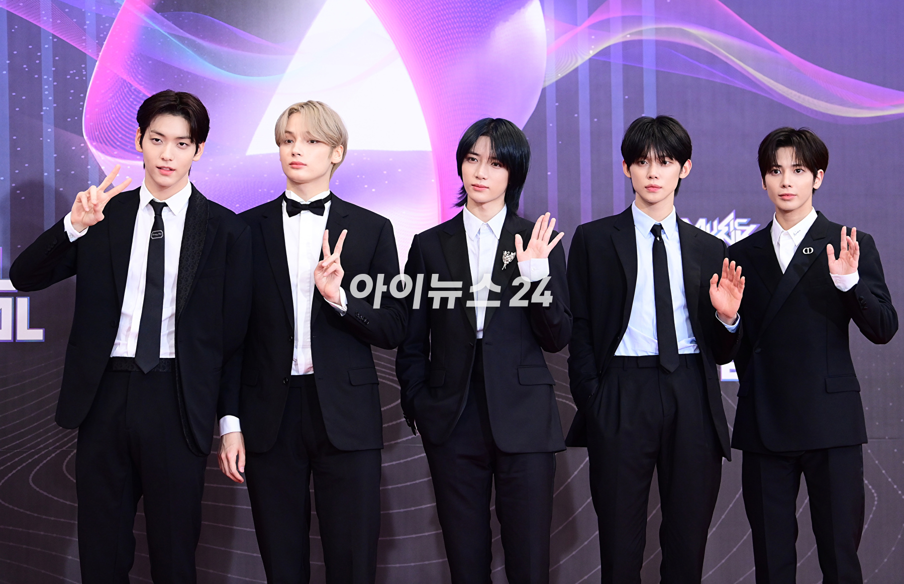 그룹 투모로우바이투게더가 15일 오후 서울 여의도 KBS홀에서 열린 '2023 뮤직뱅크 글로벌 페스티벌' 레드카펫 포토월 행사에 참석하고 있다. [사진=정소희 기자]