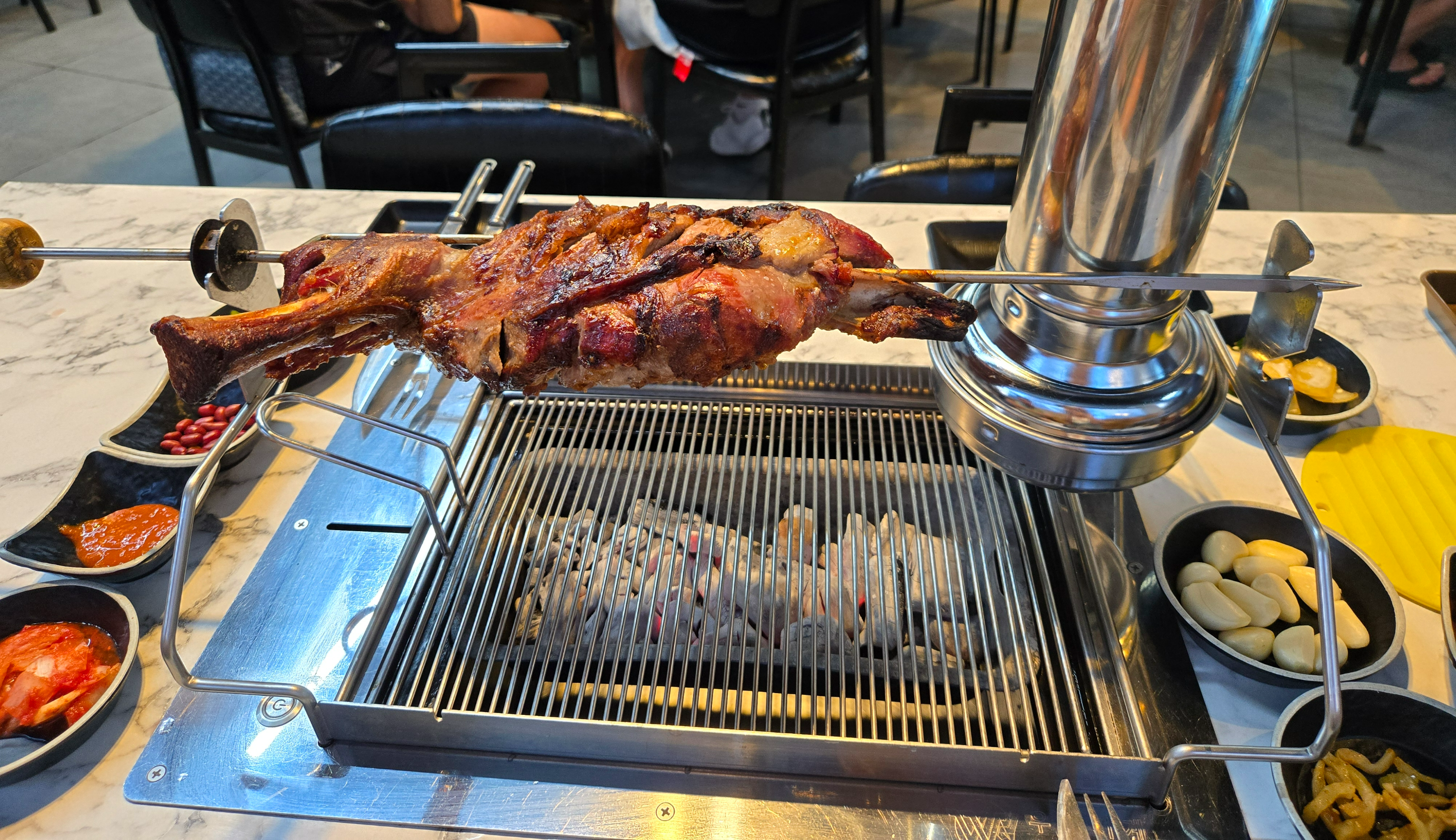 양고기의 특별한 메뉴 양다리 요리