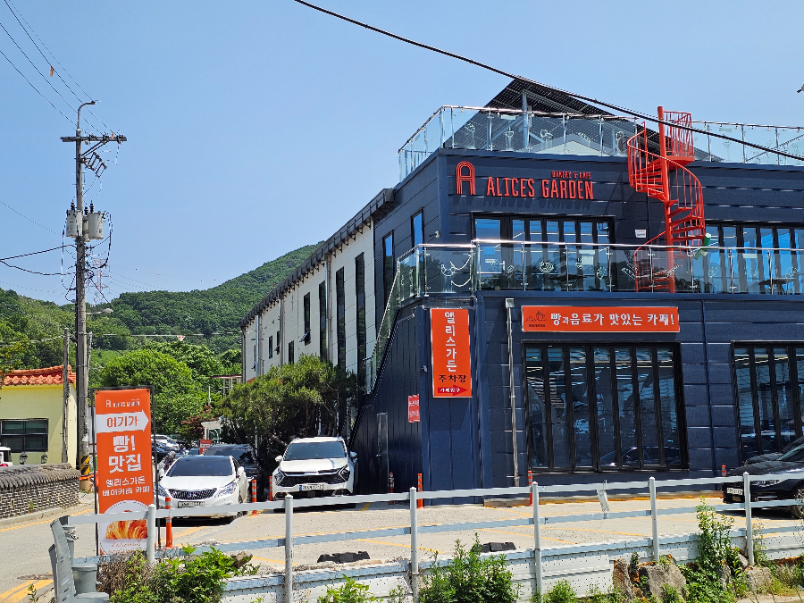 인천 장수동의 모던한 루프탑 카페 앨리스가든 외관