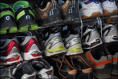 운동화가 가득 들어간 신발장