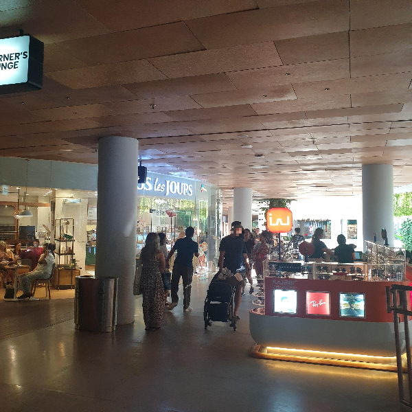 뚜레주르가 보이는 비치워크, 사람들이 많이 지나다닌다.