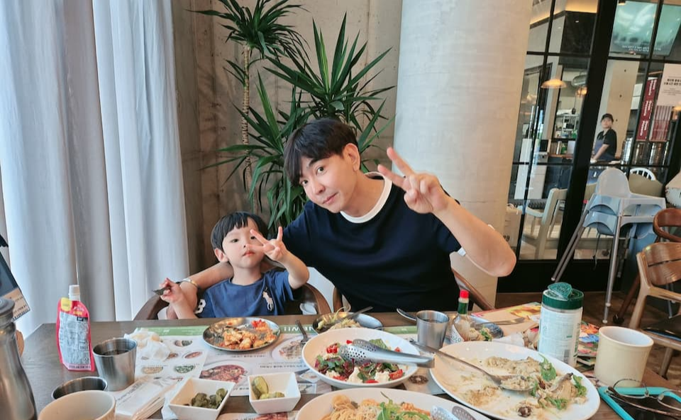 꽃피는 화덕 피자 가게 사진_음식이 나와있음