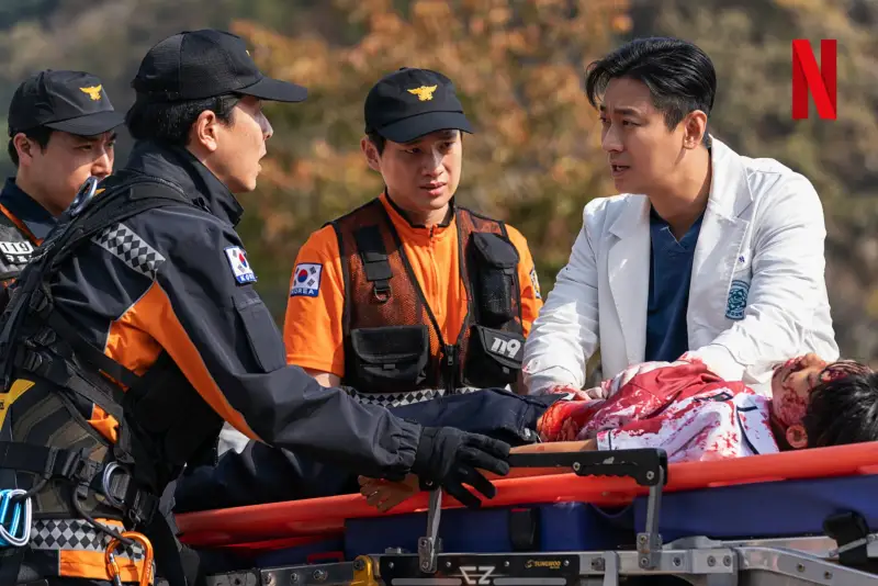넷플릭스 중증외상센터에서 환자를 보고 있는 주지훈