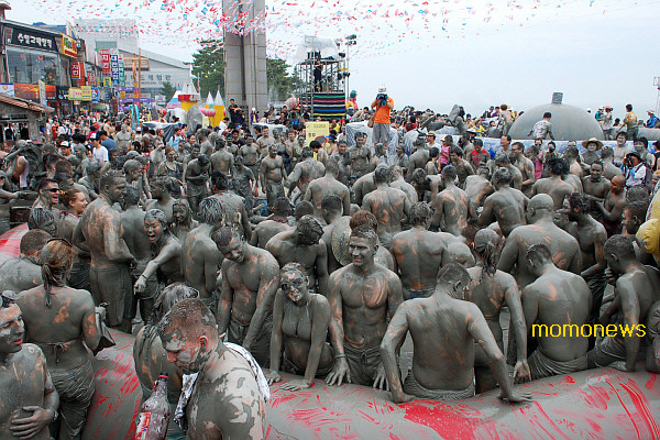 대한민국 서해안의 아름다운 모래사장과 미네랄이 풍부한 갯벌로 유명한 보령에서 매해 여름 머드축제행사가 열리며 건강에도 효능이 있는 진흙에서 즐기는 다양한 체험으로 세계에서 여러 방뭄객들이 몰려 축제를 즐긴다