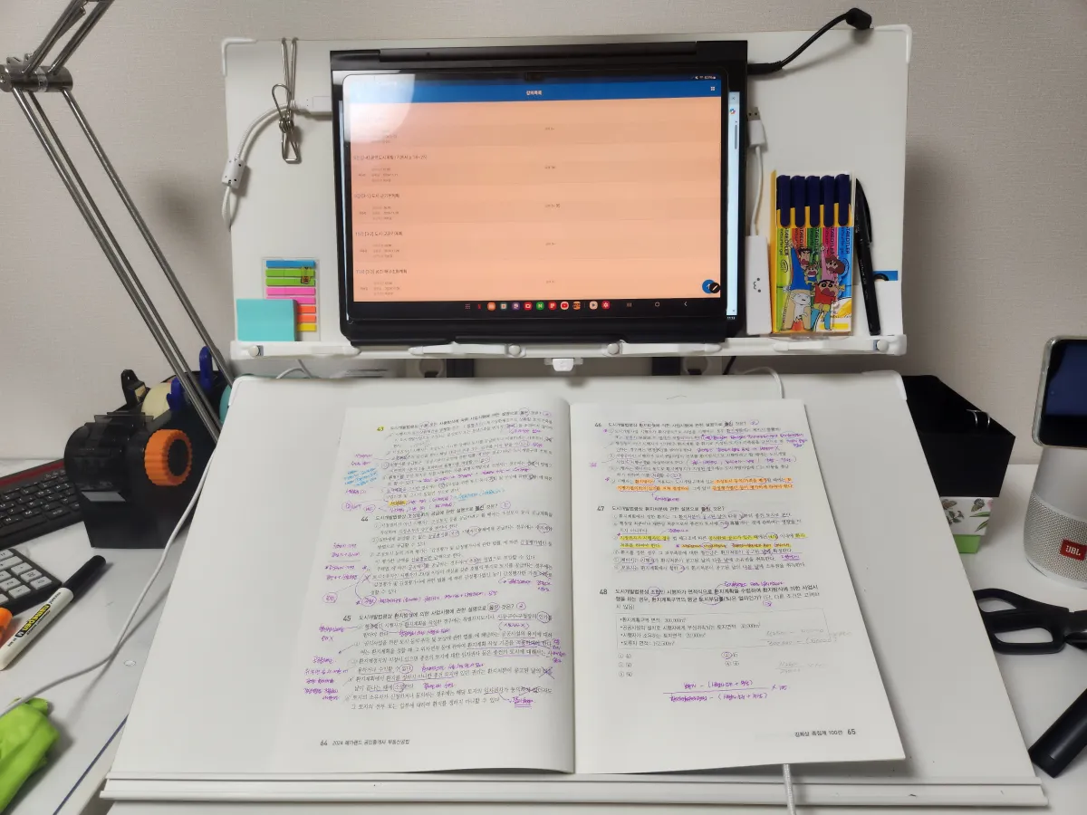 인강-들으면서-공부하던-책상-모습