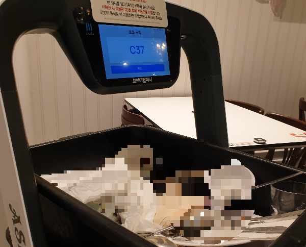 빈접시가 가득한 로봇. 접시를 넣고 확인 버튼을 누르면 된다.