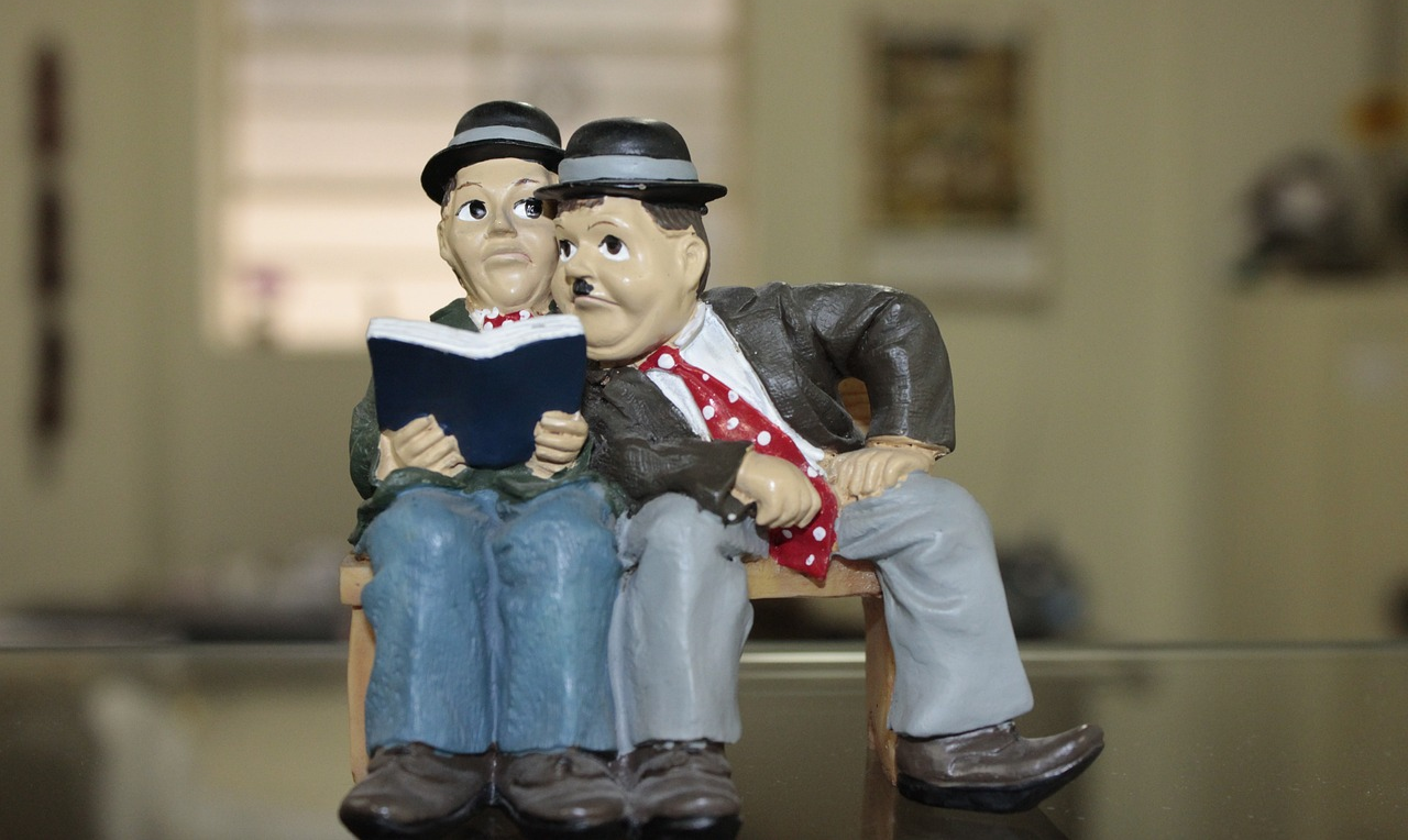 독서하는 인형의 모습 사진