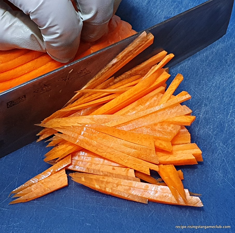 잡채에 들어갈 당근을 채썰고 있는 사진