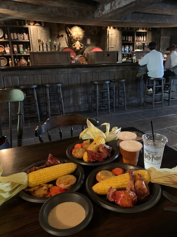 Three Broomsticks 안쪽 자리 