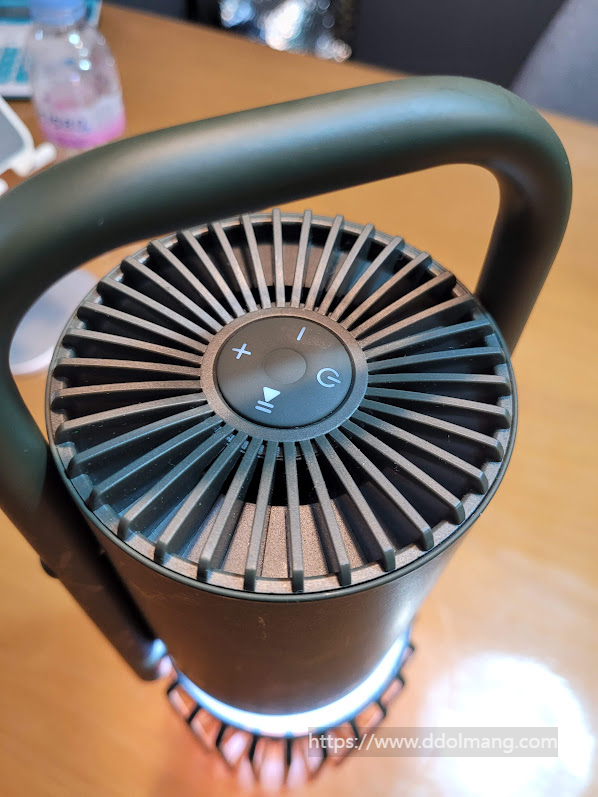 360도 사운드로 방 안을 채우는 따뜻한 음악을 즐길 수 있는 스피커 및 조작부