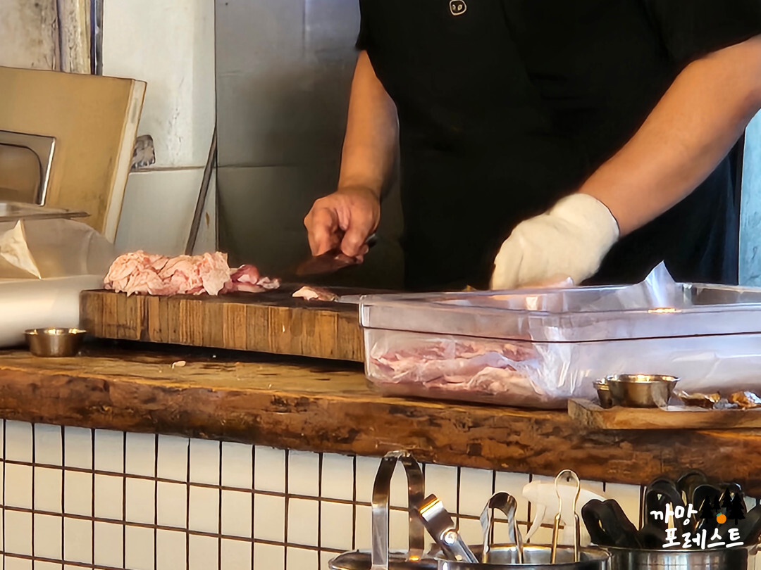 금돼지 식당 고기 손질