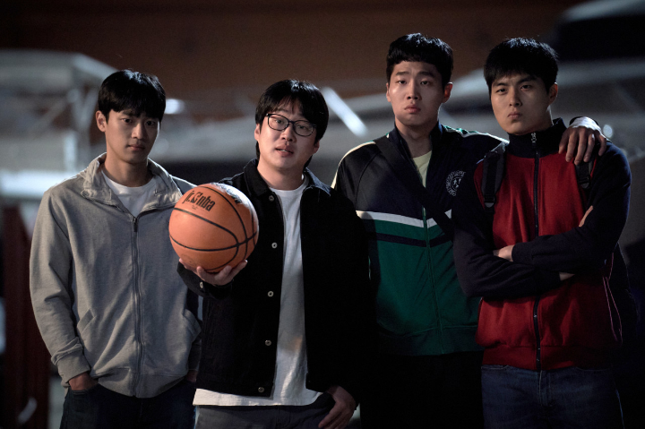 공을건네는안재홍