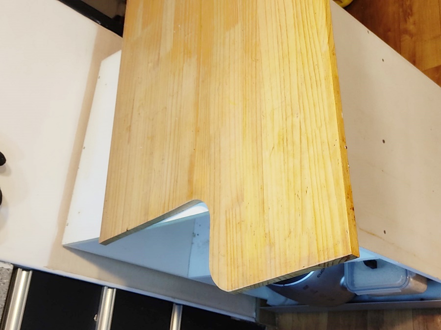 상판과 연결된 나사를 풀어 분리