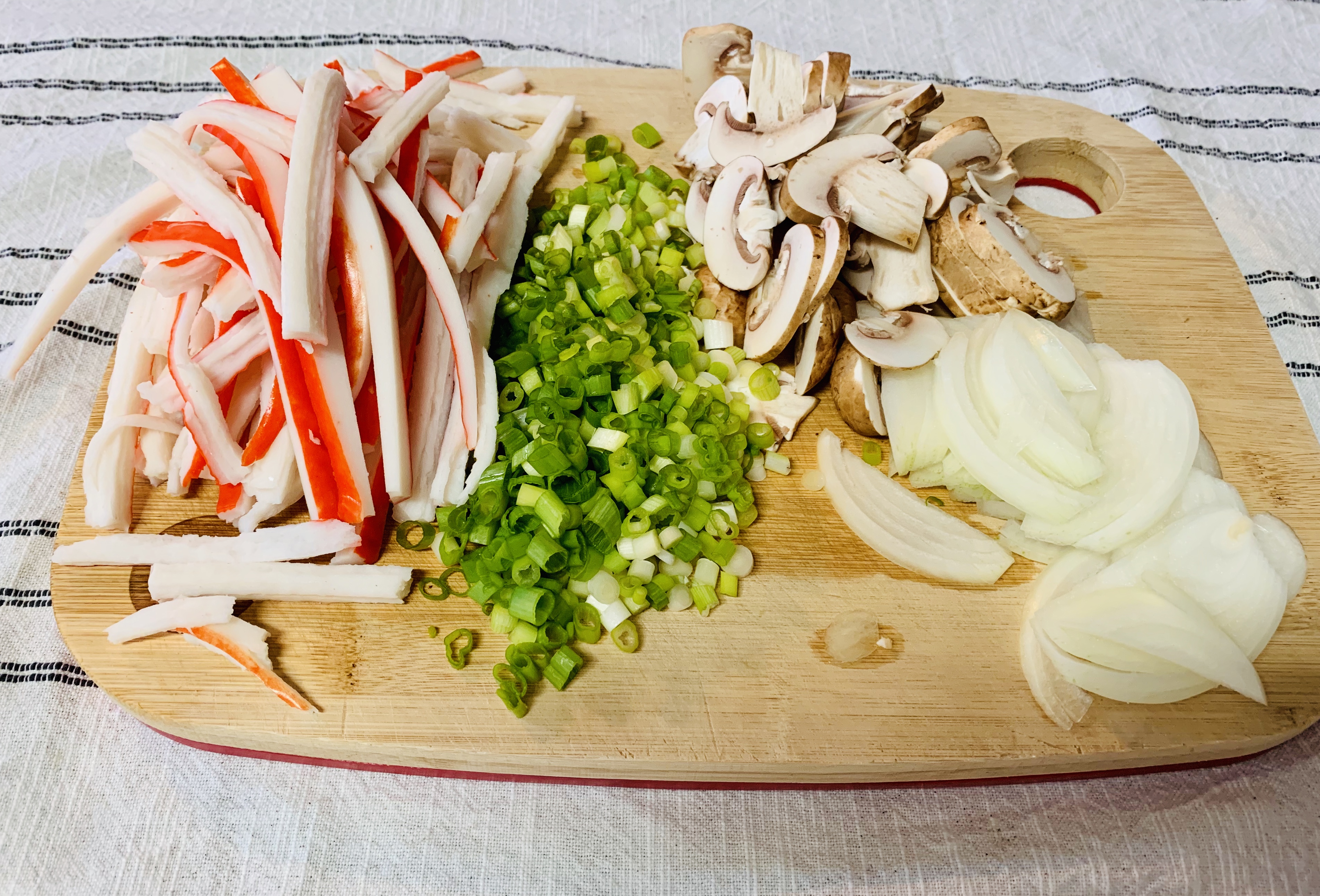 맛살-파-버섯-양파-도마위-재료손질장면